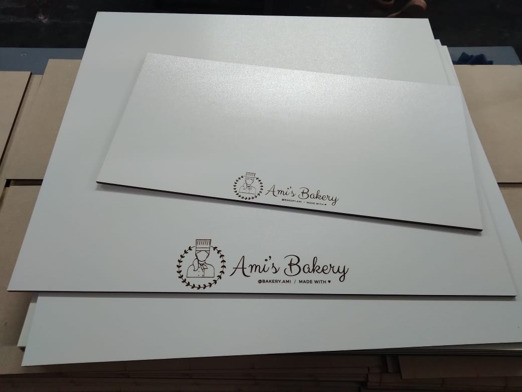 Bases Cuadradas Para Tortas en MDF Durolac de 3mm, Con Logo Por Mayor (Pack 50 unid.)